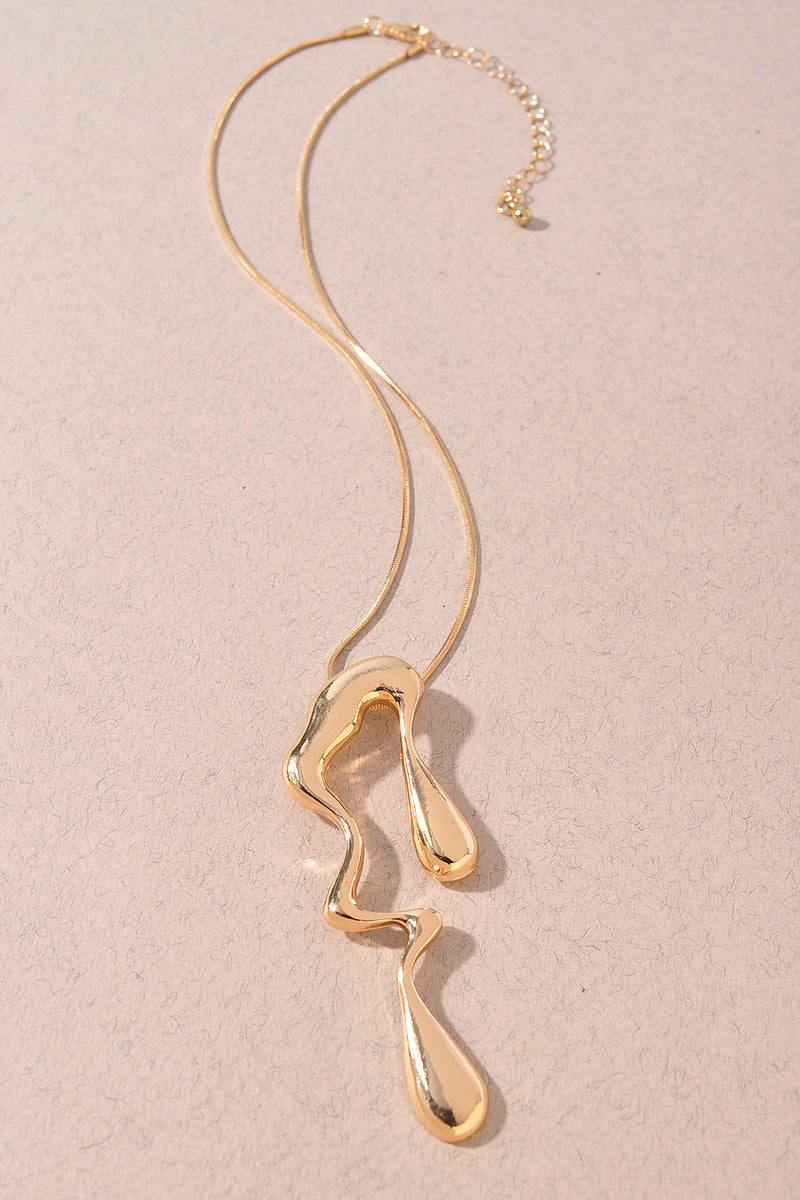 WAVY METAL TEARDROP NECKLACE