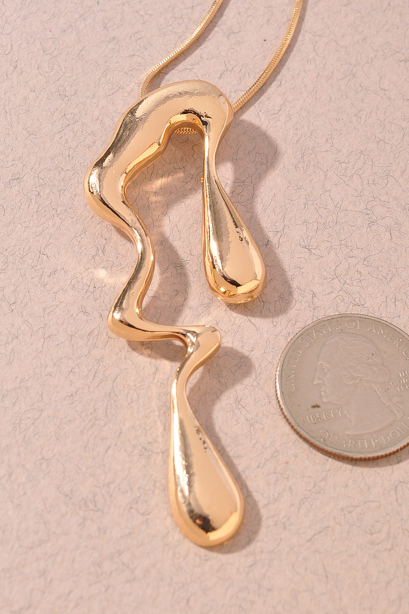 WAVY METAL TEARDROP NECKLACE